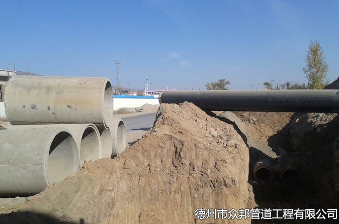 暖氣管道鋪設用的管道已經到達施工現場