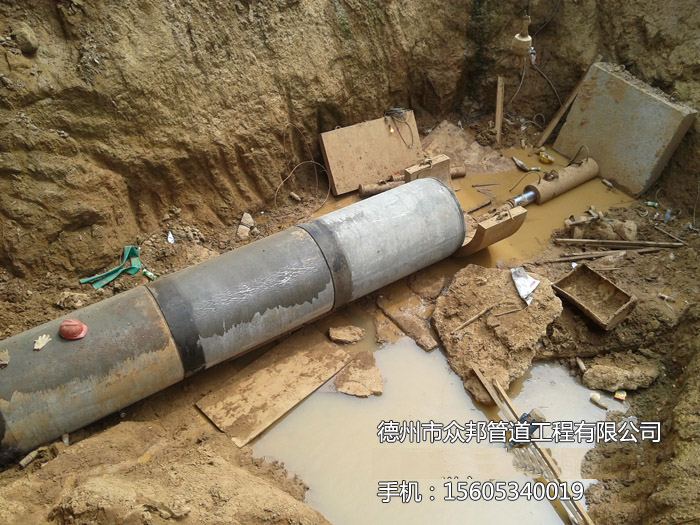 污水管道鋪設在進行中
